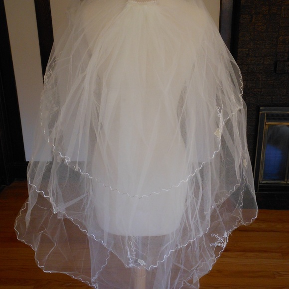 Three Tier Fingertip Bridal Veil with Lace